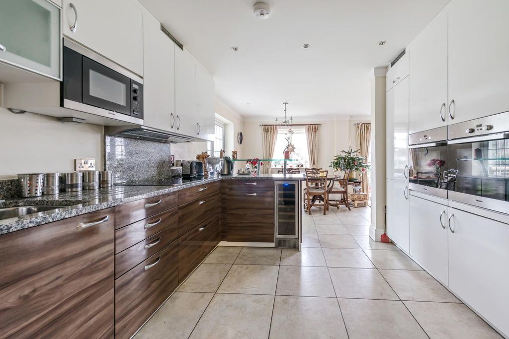 Additional image 2 of 3 bed flat for saleWest Common Road, Hayes, Kent BR2