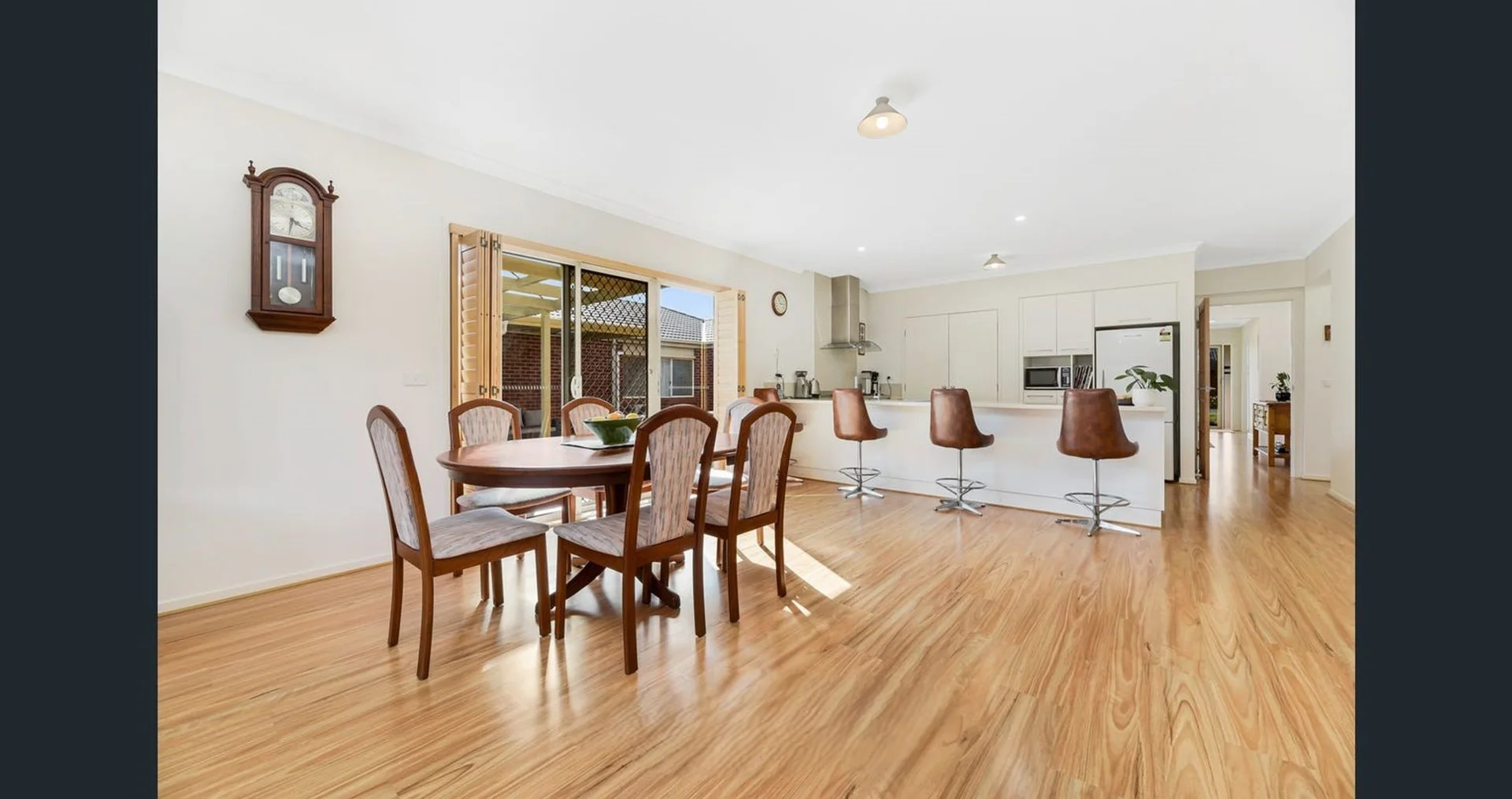 14 CHALLENGER CIRCUIT, Cranbourne East VIC 3977 photo 4