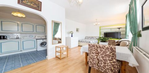Grosvenor Gardens, London NW2, Studio to rent