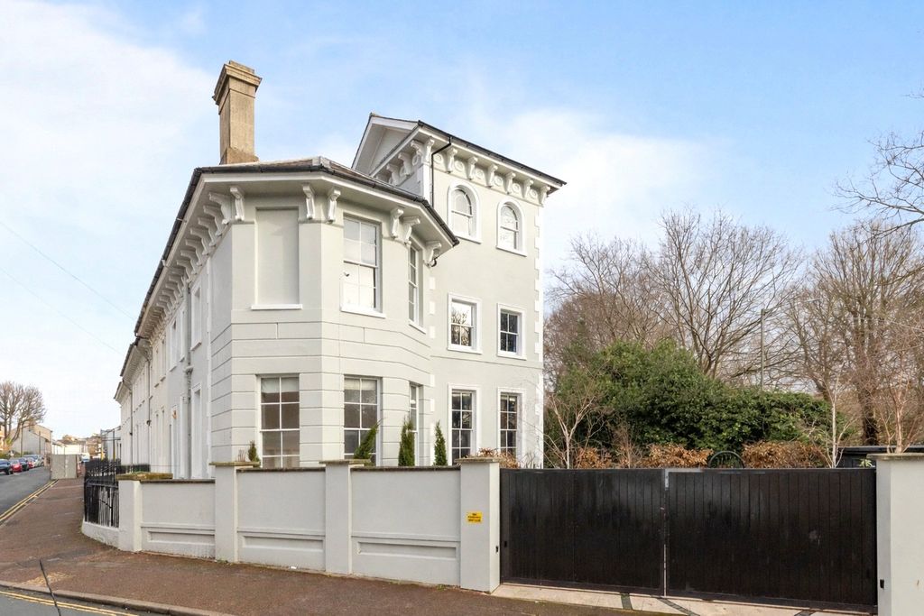 6 bed end terrace house for salePark Crescent, Brighton, East Sussex BN2