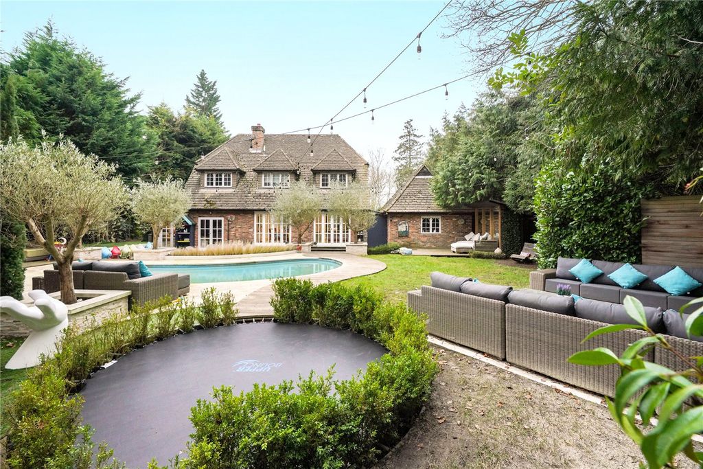 4 bed detached house for saleSouth Ridge, St George's Hill KT13
