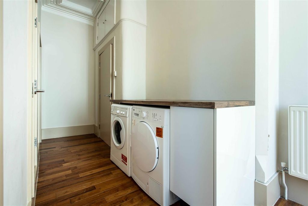 Additional image 14 of 2 bed flat for saleWestern Terrace, The Park NG7