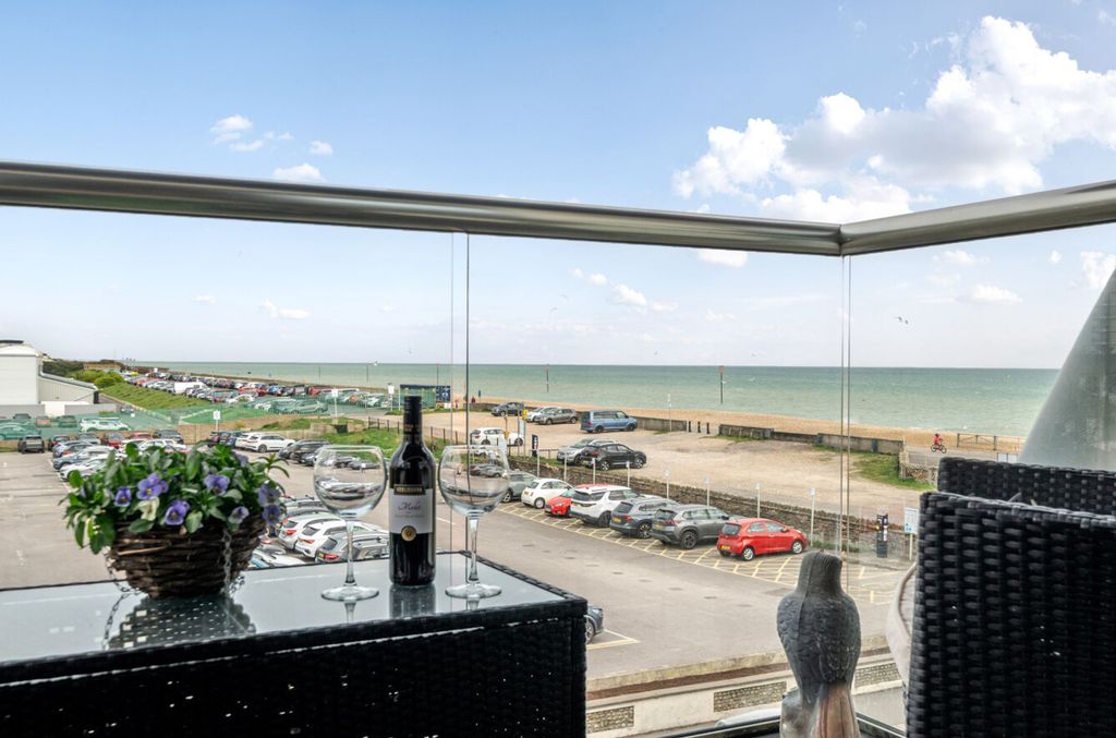 2 bed flat for saleThe Esplanade, Compass Point The Esplanade PO21 photo 4