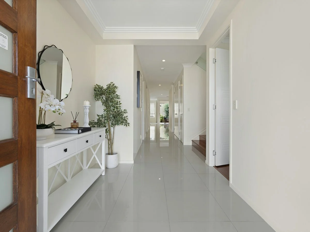 8 Golden Place, Robertson QLD 4109 photo 2