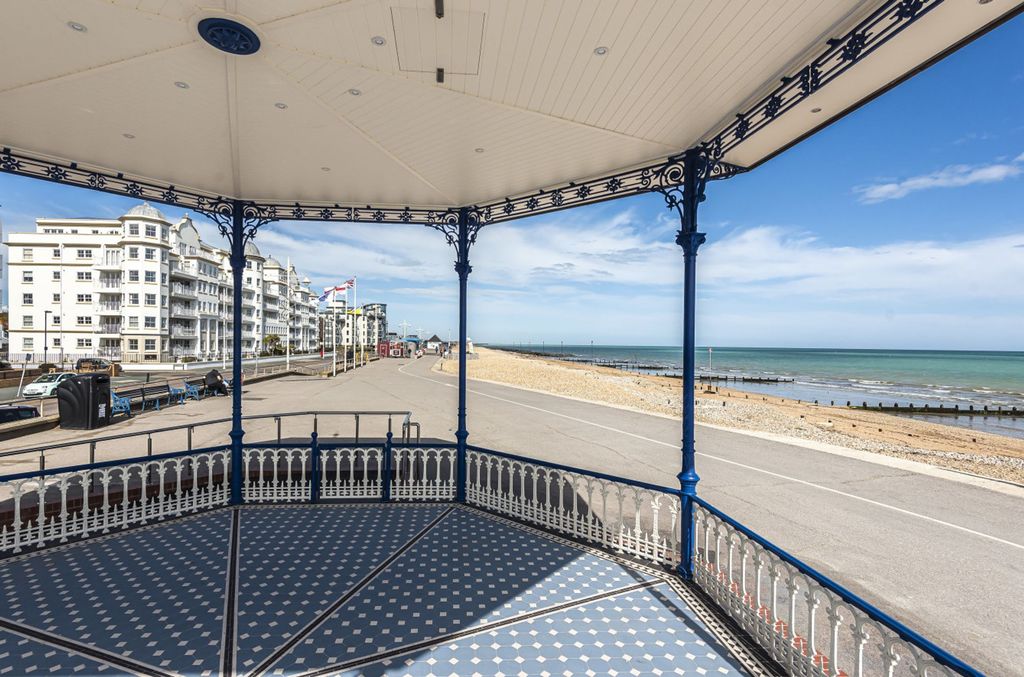 3 bed flat for saleThe Esplanade, Esplanade Grande The Esplanade PO21 photo 2