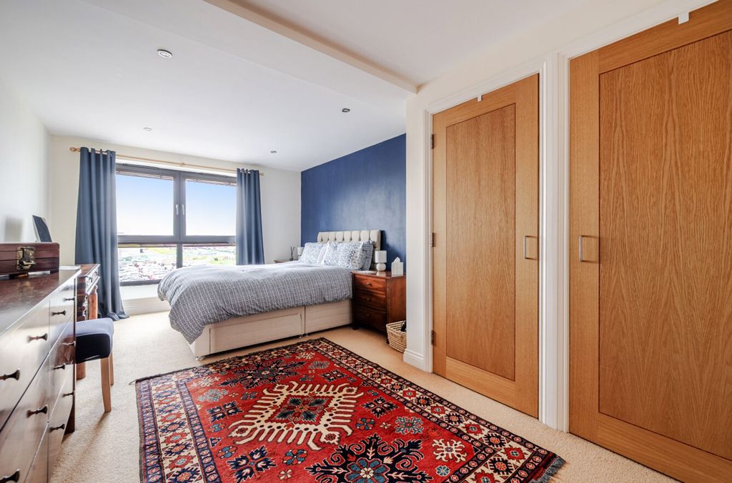 2 bed flat for saleThe Esplanade, Compass Point The Esplanade PO21 photo 5