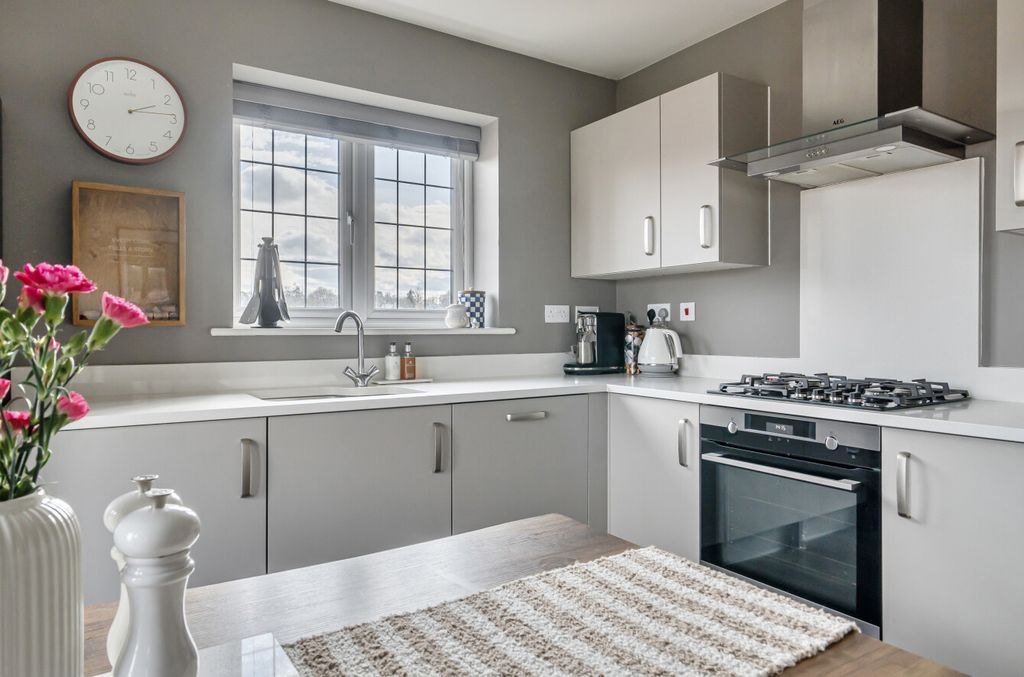 Additional image 3 of 2 bed flat for saleWalton Heath, Binfield, Bracknell RG42