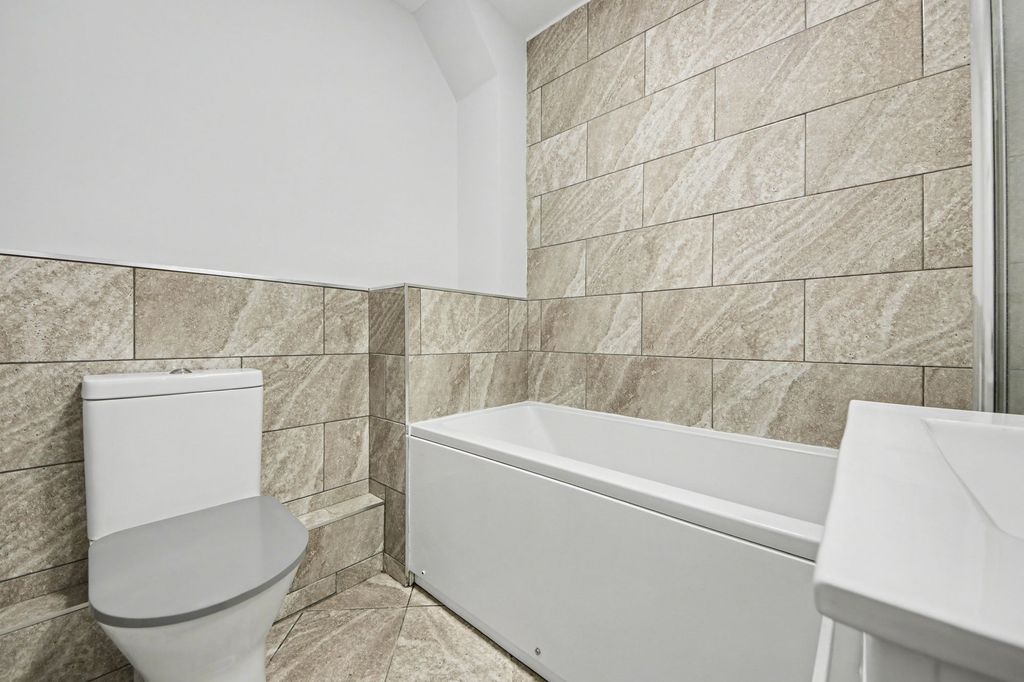 Additional image 4 of 2 bed flat for sale96 Midanbury Lane, Bitterne SO18