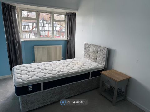 St Michaels Avenue, Wembley HA9, Room to rent