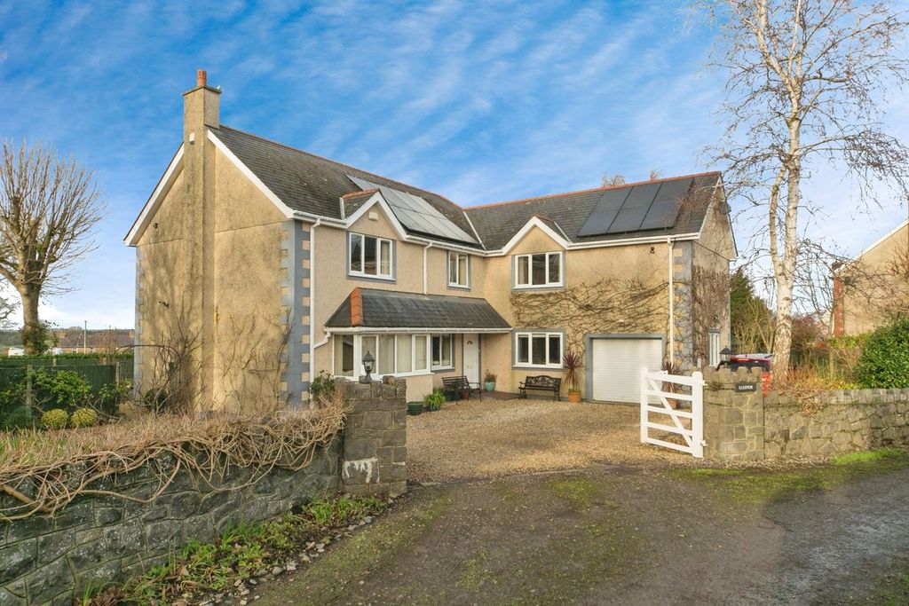 5 bed detached house for saleBrynsiencyn, Llanfairpwllgwyngyll LL61