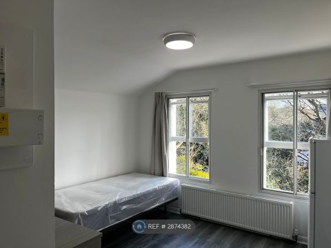 Queens Road, London SE14, Room to rent