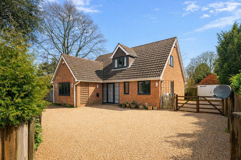 3 bed chalet for saleLyndhurst Road, Brockenhurst SO42
