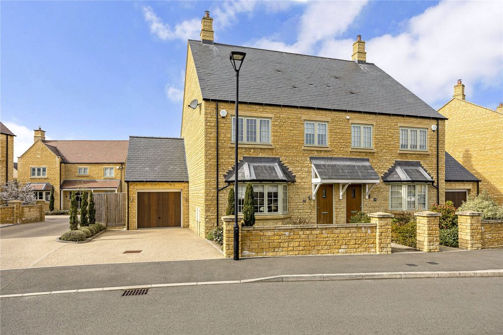 3 bed semi-detached house for saleMillet Way, Broadway, Worcestershire WR12