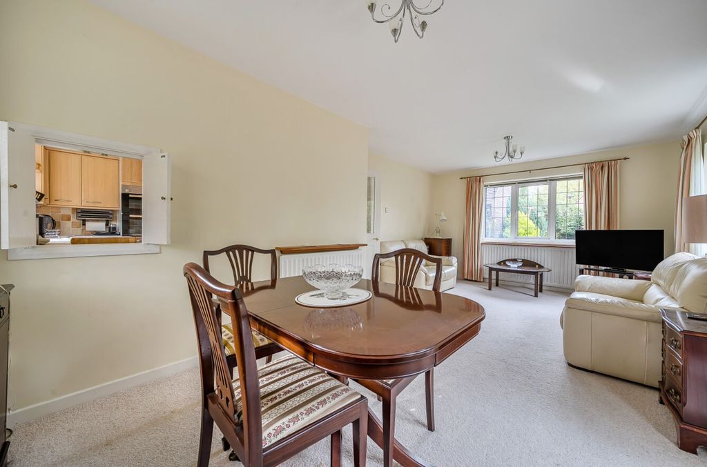 2 bed flat for saleTithe Barn Court, Aldwick Bay Estate PO21 photo 2