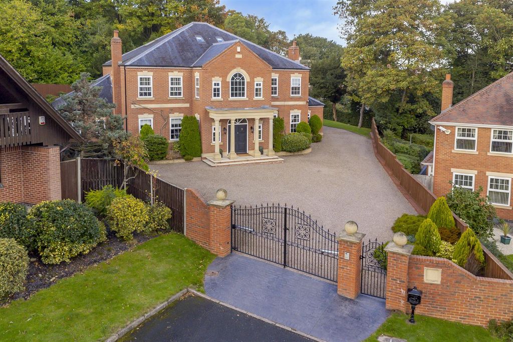 5 bed detached house for saleGrangelea Gardens, Bramcote, Nottingham NG9