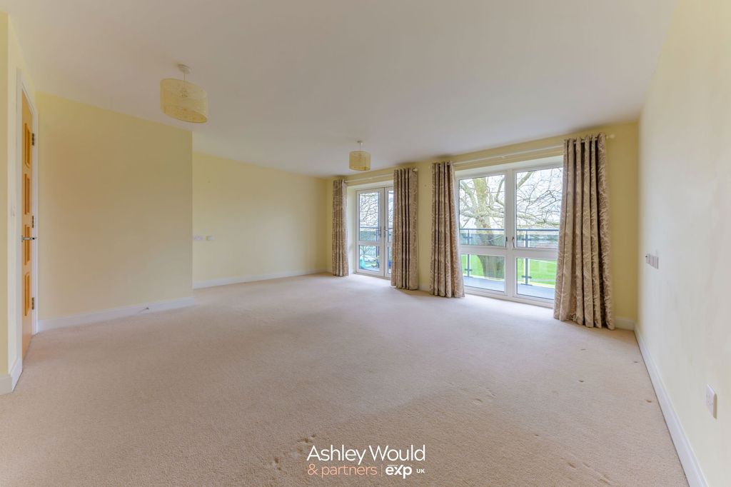 2 bed flat for saleRecreation Road, Bromsgrove B61 photo 2
