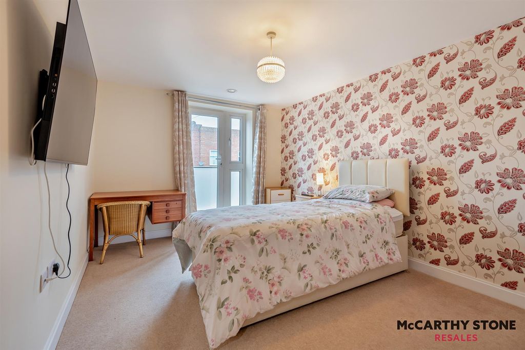 2 bed flat for saleMacaulay Road, Broadstone, Dorset BH18 photo 5