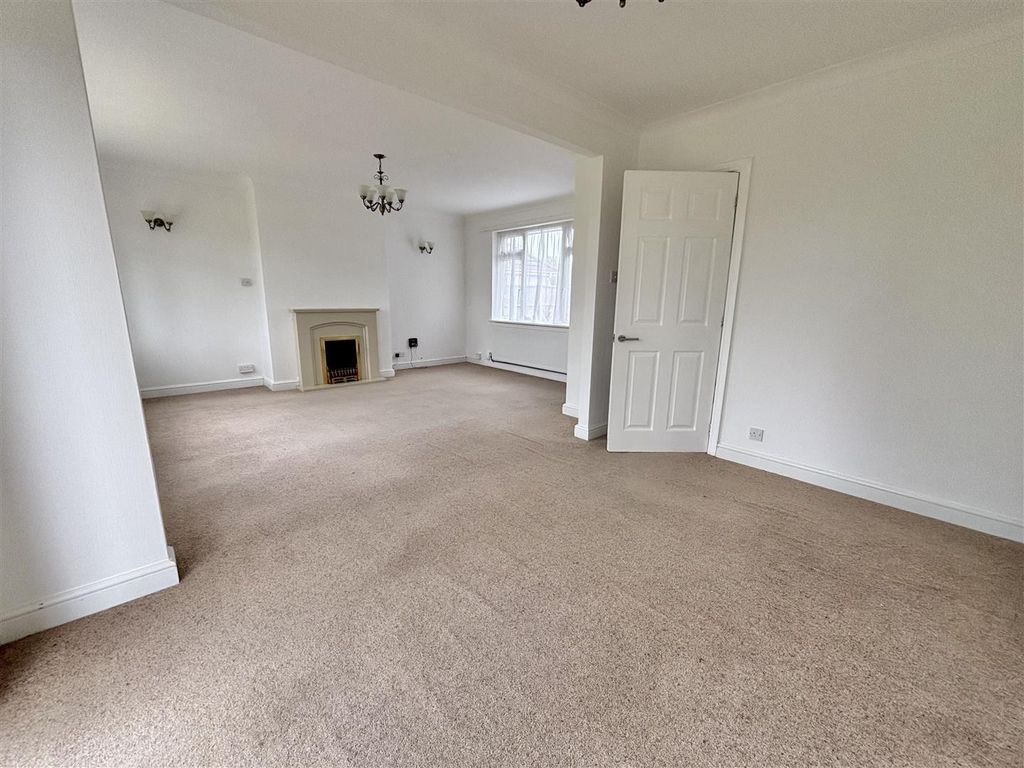 2 bed detached bungalow for saleSteepleton Road, Broadstone BH18 photo 4