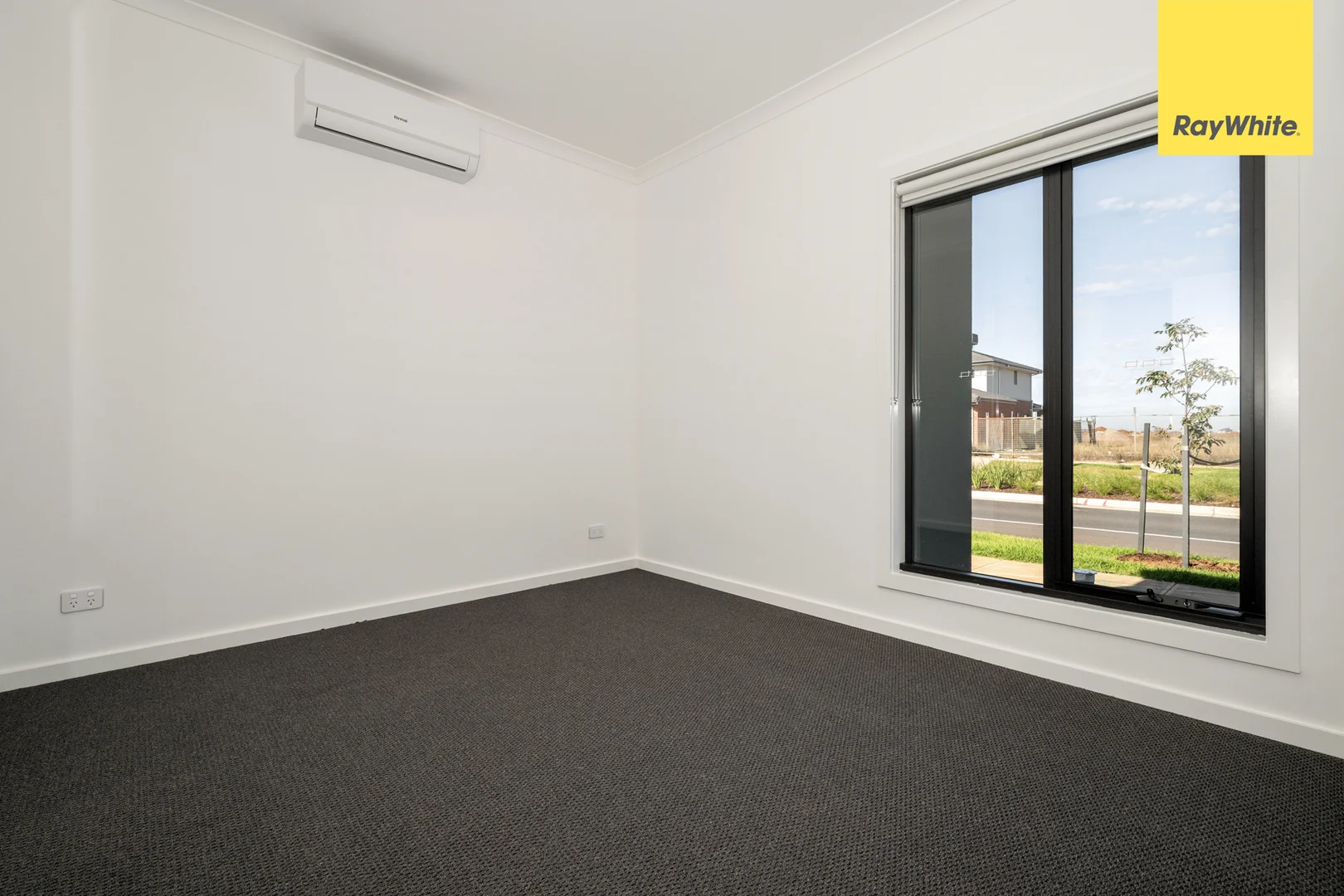 112 Hanover Circuit, Melton South VIC 3338 photo 2