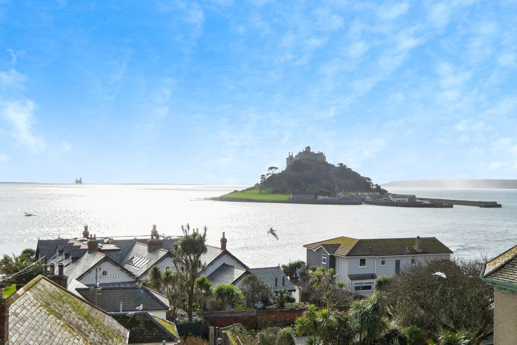 2 bed flat for saleFore Street, Marazion, Cornwall TR17