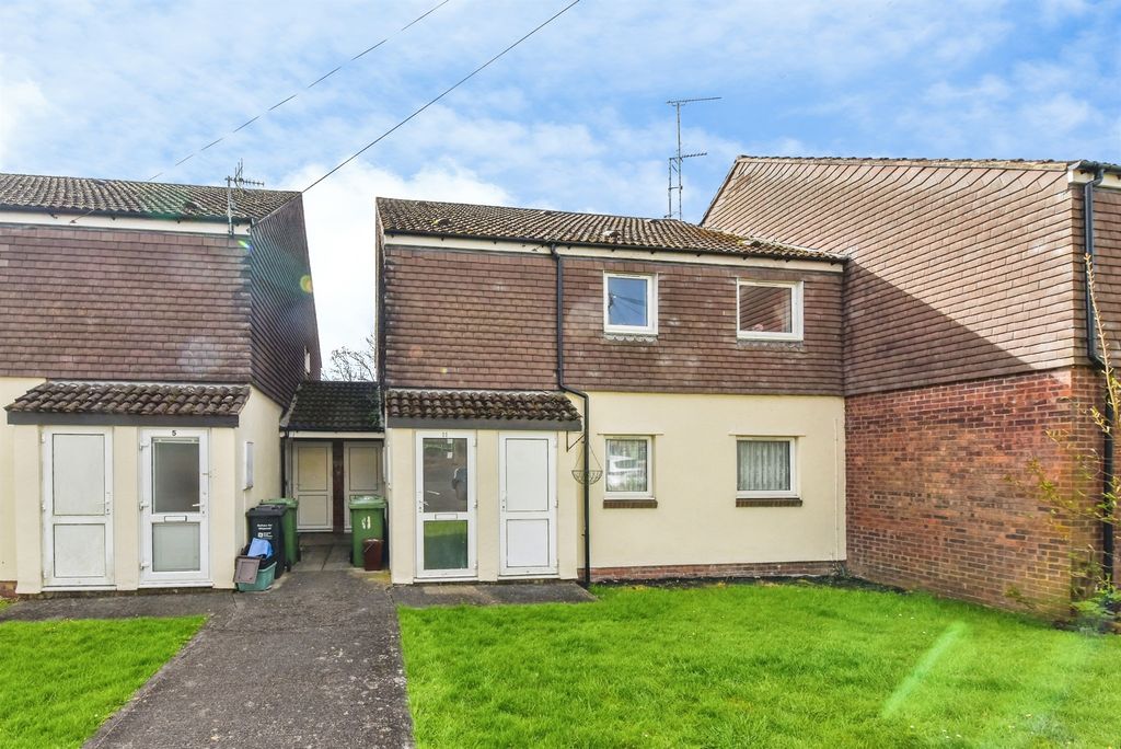 2 bed flat for saleMill Close, Frome BA11