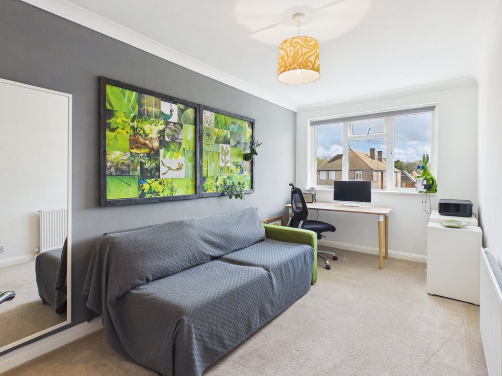 2 bed flat for saleThe Broadway, Farnham Common, Buckinghamshire SL2 photo 4