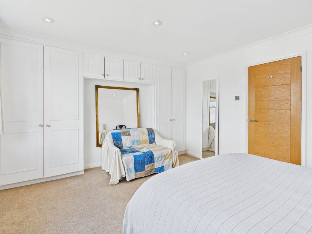 2 bed flat for saleThe Broadway, Farnham Common, Buckinghamshire SL2 photo 3