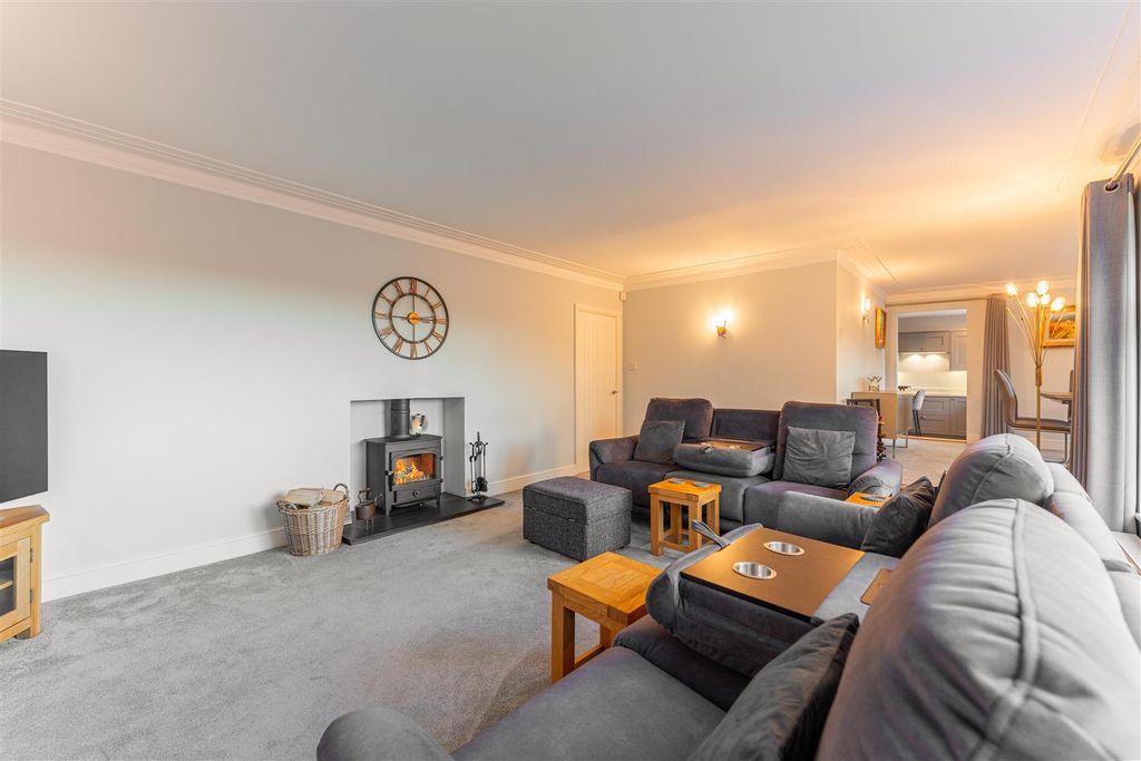 4 bed detached house for saleStoneleigh Close, Stoneleigh CV1 photo 4