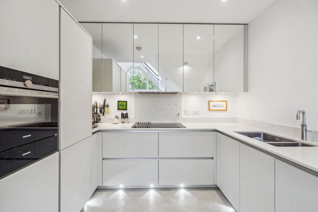 Additional image 10 of 3 bed flat for saleSouth Park Crescent, Gerrards Cross, Buckinghamshire SL9