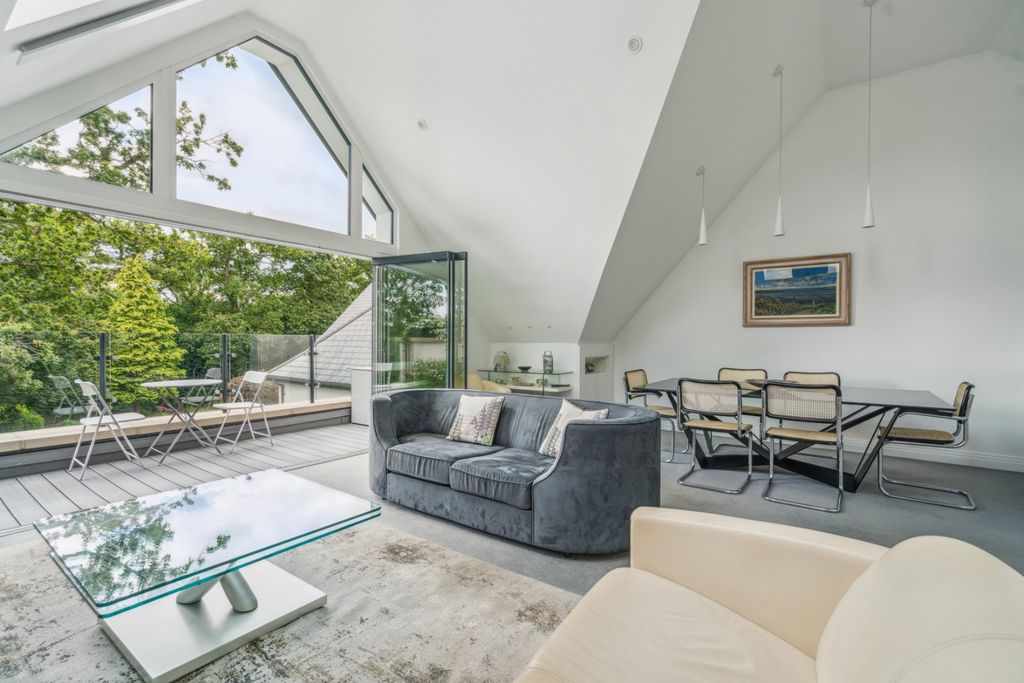 Additional image 7 of 3 bed flat for saleSouth Park Crescent, Gerrards Cross, Buckinghamshire SL9