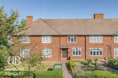New North Road, Hainault IG6