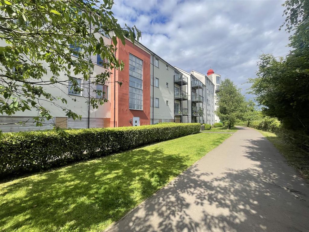 2 bed flat for saleWren Gardens, Portishead BS20