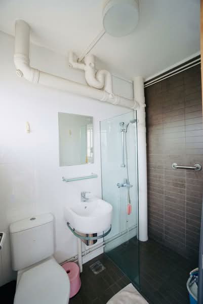30A Holland Close photo 3