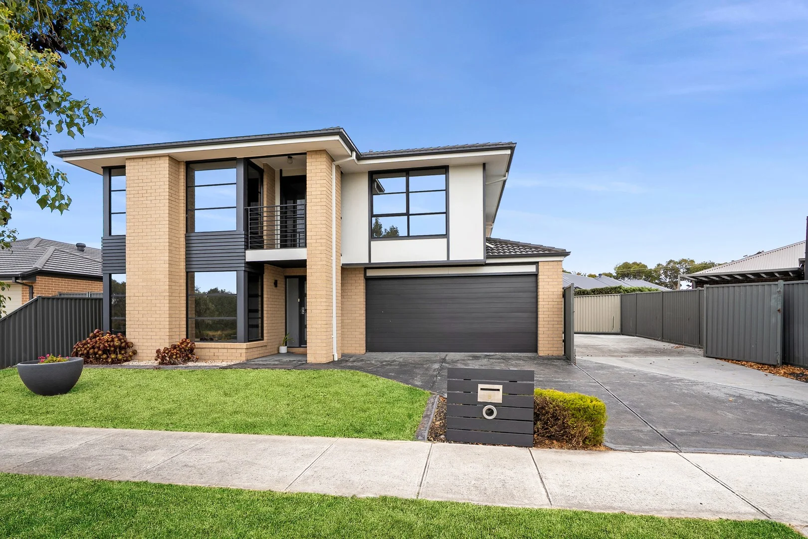 8 Eastlakes Boulevard, Lara VIC 3212