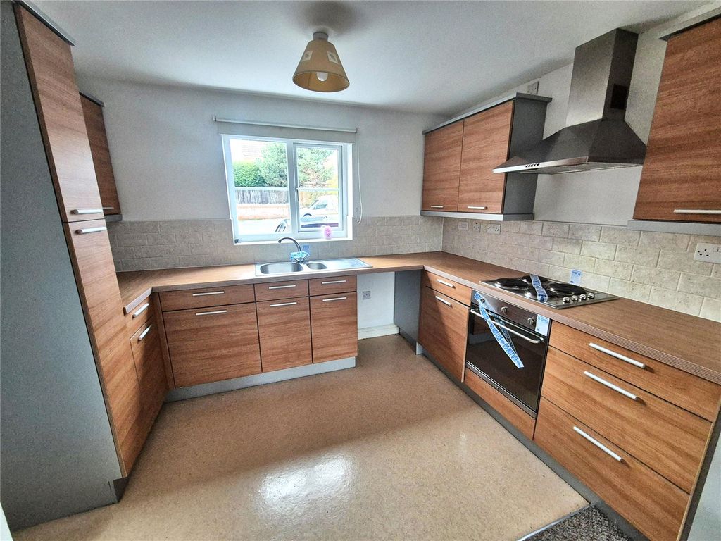 2 bed flat for salePendinas, Wrexham LL11 photo 4