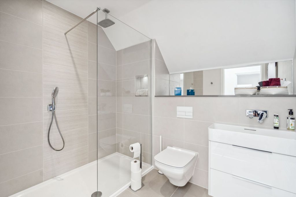 Additional image 10 of 3 bed flat for saleSouth Park Crescent, Gerrards Cross, Buckinghamshire SL9
