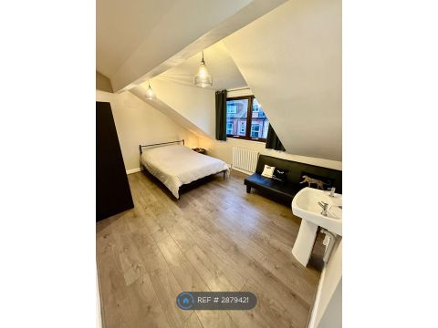 Lady Pit Lane, Leeds LS11, Room to rent