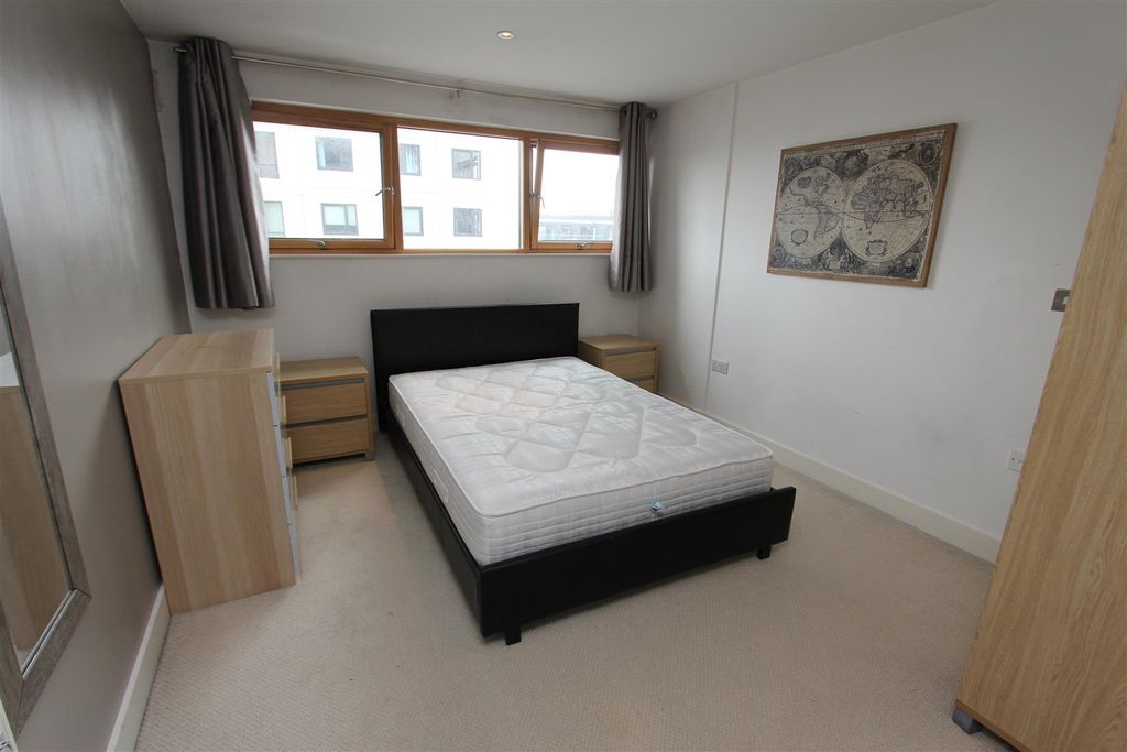 2 bed flat for saleMcclintock House, Leeds Dock LS10 photo 4