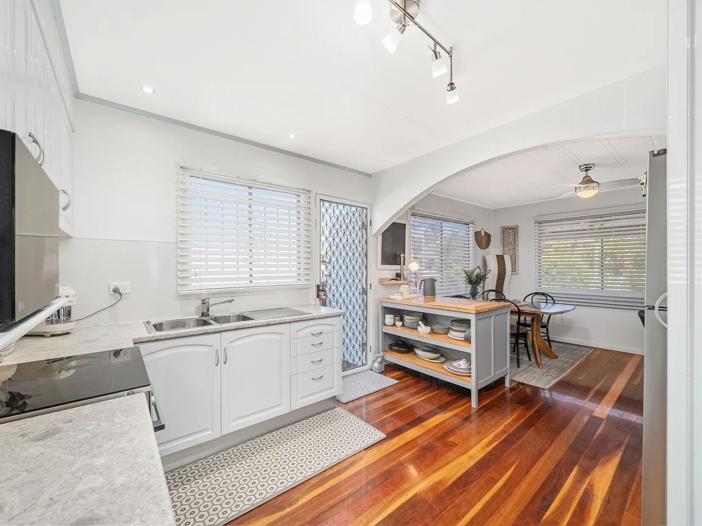 2 Hinton Street, Redcliffe QLD 4020 photo 4