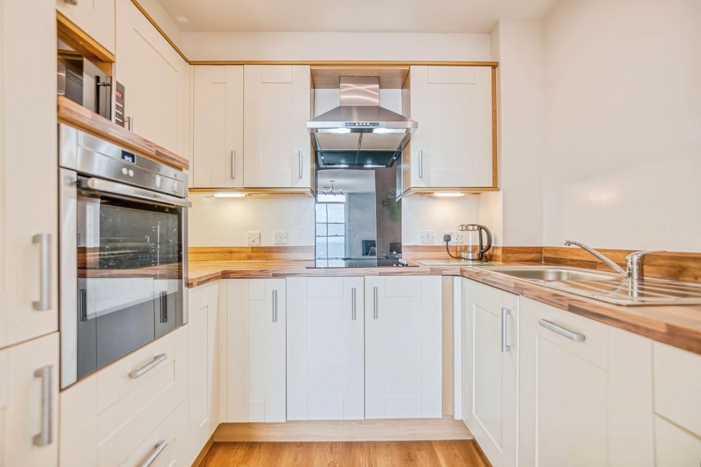 Additional image 9 of 2 bed flat for saleWhite Lion Street, Tenby SA70