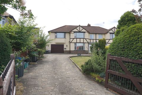 Leatherhead Road, Chessington, Surrey. KT9