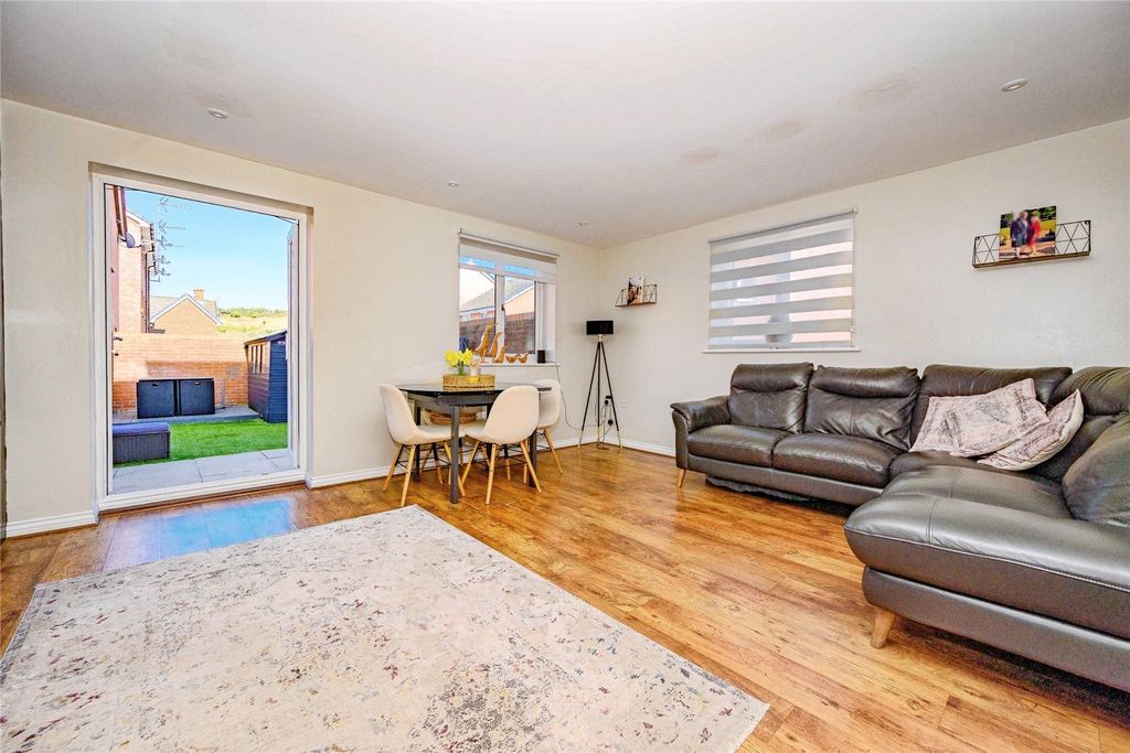 5 bed end terrace house for saleFossett Grove, Dunstable, Bedfordshire LU6