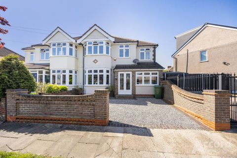Heather Glen, Romford RM1