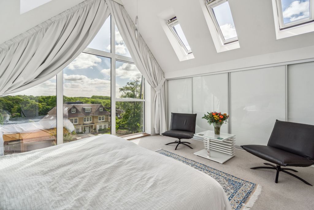 Additional image 15 of 3 bed flat for saleSouth Park Crescent, Gerrards Cross, Buckinghamshire SL9