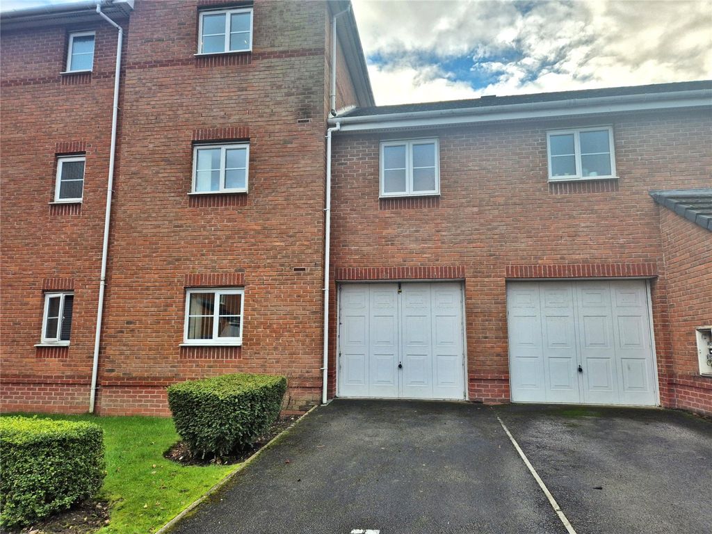 2 bed flat for salePendinas, Wrexham LL11 photo 2
