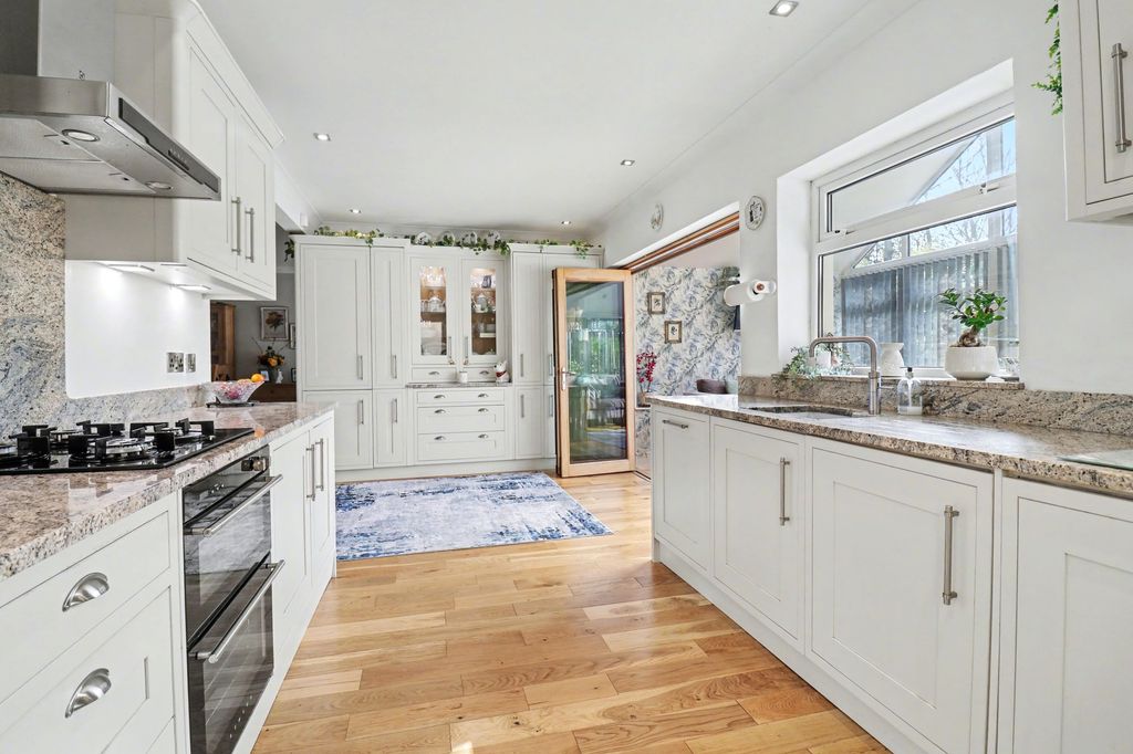 4 bed detached bungalow for saleBotley Road, West End SO30 photo 2