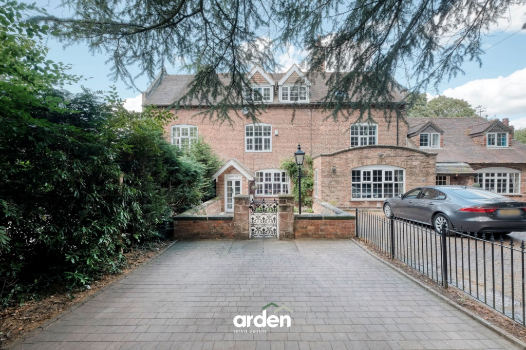 Woodrow Lane, Catshill, B61