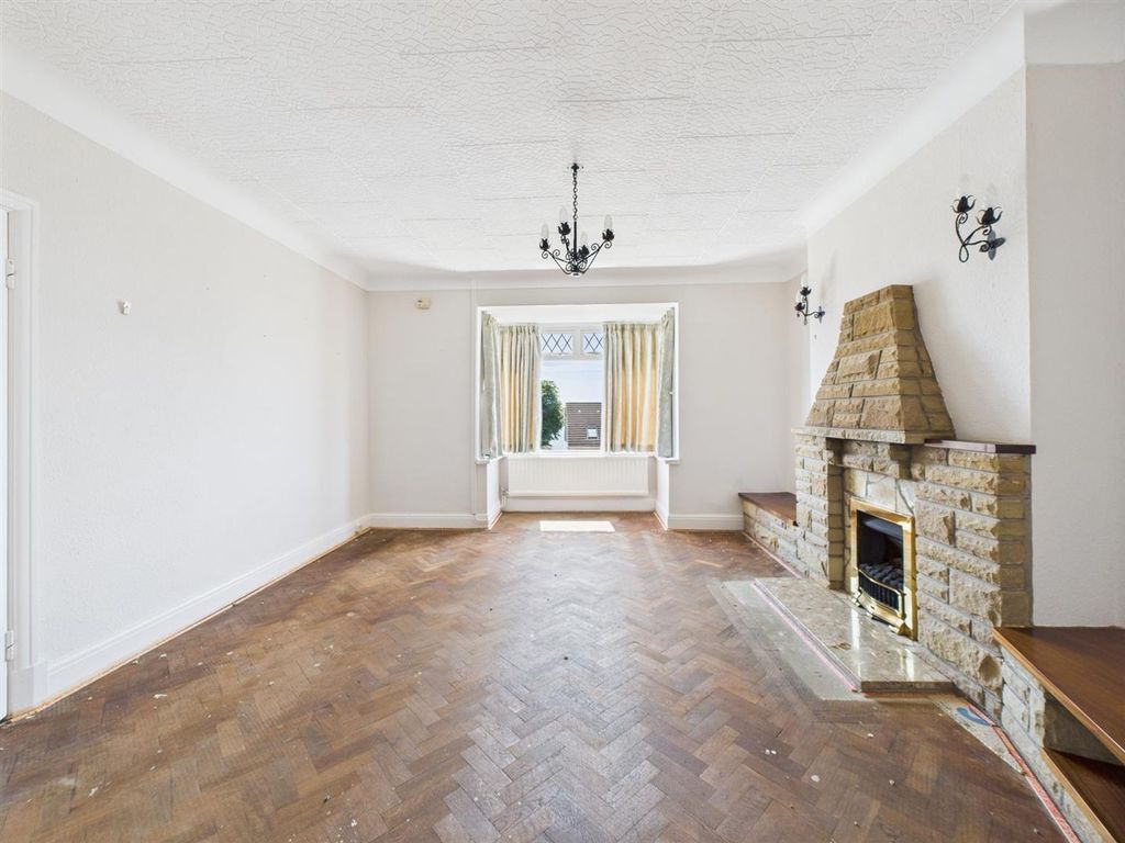 2 bed detached bungalow for salePointfields Crescent, Hakin SA73 photo 4