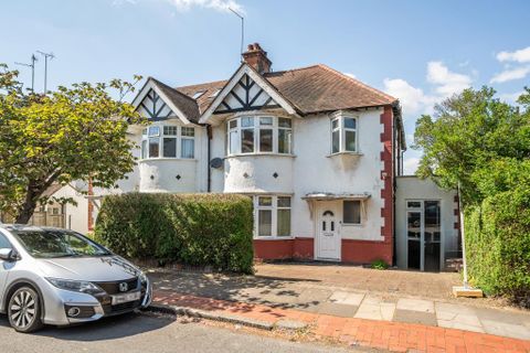 Lyndhurst Avenue, Finchley N3