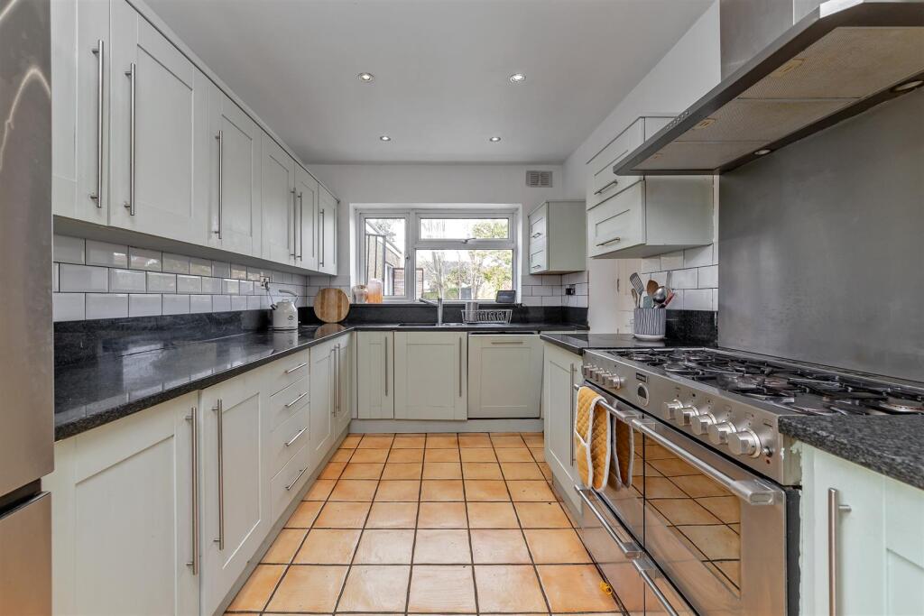 Woodland Drive, St. Albans photo 3